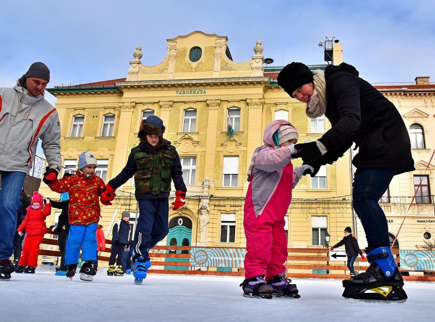 Március 5-ig lehet korcsolyázni a Fő téren és a Csobánka téren